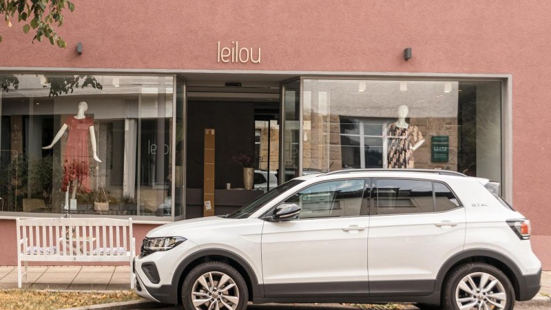 A fashion store called "leilou" with mannequins. A white car parked in front of it. The fa&ccedil;ade is pink., &copy; SMG Stuttgart Marketing GmbH - Sarah Schmid