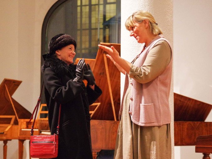 Zwei Frauen stehen in einem Museum und unterhalten sich lebhaft. Im Hintergrund sind historische Musikinstrumente zu sehen., &copy; Landesmuseum W&uuml;rttemberg