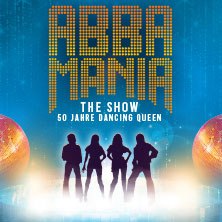 Silhouetten von vier Personen vor einem blauen Hintergrund. Oben steht 'ABBAMANIA THE SHOW - 50 Jahre Dancing Queen'., &copy; links im Bild