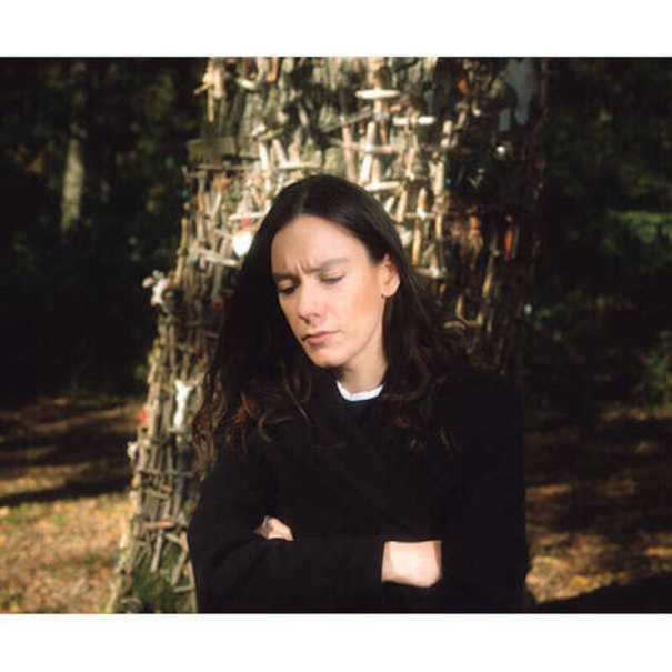 Eine Frau mit dunklem Haar steht mit verschränkten Armen vor einem Baum im Freien. Sie wirkt nachdenklich oder besorgt., © Renitenztheater Stuttgart e.V.