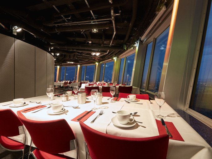 Cocktail-Lounge zum 70. Turmgeburtstag im Panoramacafé inkl. Auffahrtticket im Wert von 12,50 €, © SWR Media Services GmbH / SWR Fernsehturm Stuttgart