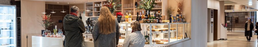 Bar with beverages, cakes and other snacks. Three people are waiting in line., &copy; SMG, Sarah Schmid