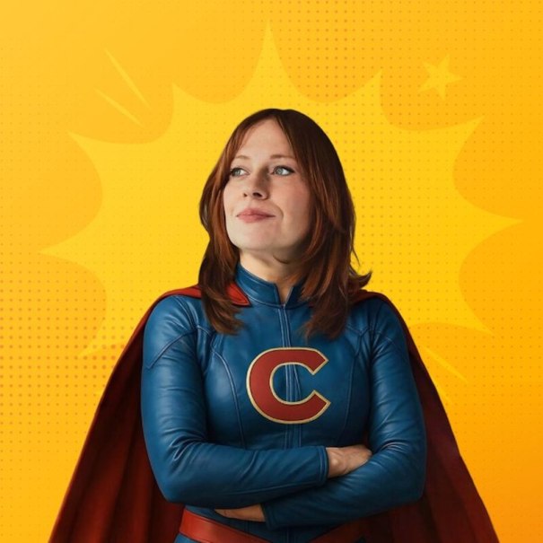 Frau in blauem Superheldenkostüm mit rotem Umhang und "C" auf der Brust vor gelbem Comic-Hintergrund., © Theaterhaus Stuttgart e.V.