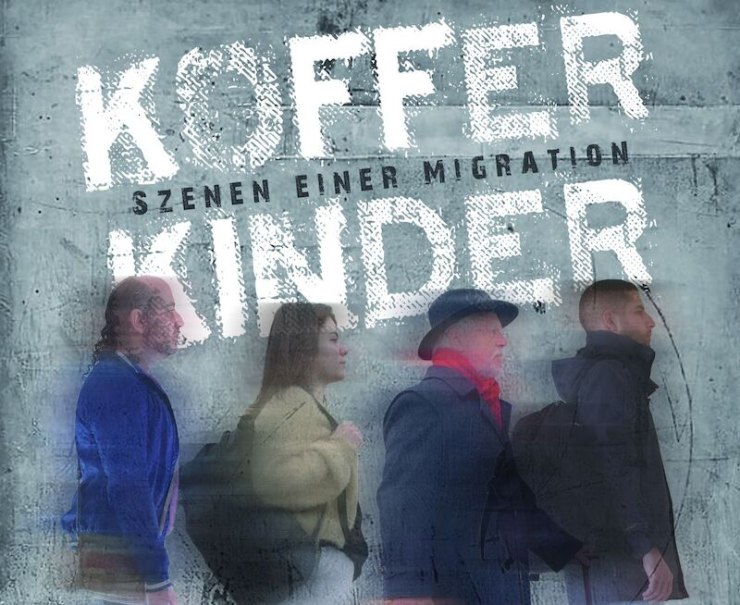 Vier Personen mit Koffern vor grauem Hintergrund, Titel 'Kofferkinder – Szenen einer Migration'., © tri-bühne e.V. Vier Personen mit Koffern vor grauem Hintergrund, Titel 'Kofferkinder – Szenen einer Migration'., © tri-bühne e.V.