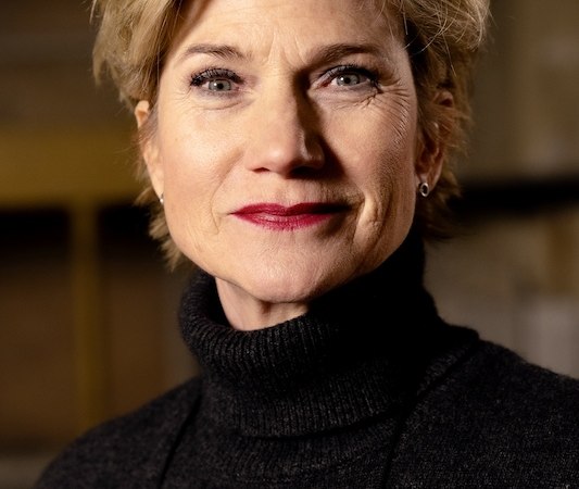 Eine Frau mit kurzem blondem Haar und schwarzem Rollkragenpullover blickt direkt in die Kamera. Der Hintergrund ist unscharf., © Literaturhaus Stuttgart Eine Frau mit kurzem blondem Haar und schwarzem Rollkragenpullover blickt direkt in die Kamera. Der Hintergrund ist unscharf., © Literaturhaus Stuttgart