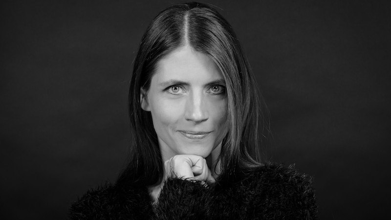 Schwarz-weiß Porträt einer Frau mit langen Haaren, die nachdenklich in die Kamera blickt. Sie trägt einen flauschigen Pullover., © Rosenau Kultur e.V. Schwarz-weiß Porträt einer Frau mit langen Haaren, die nachdenklich in die Kamera blickt. Sie trägt einen flauschigen Pullover., © Rosenau Kultur e.V.