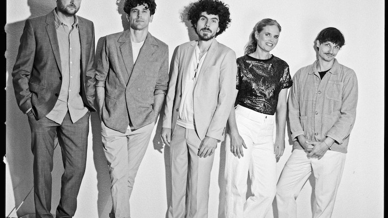 Fünf Personen in eleganter Kleidung posieren vor einer weißen Wand. Das Bild ist in Schwarz-Weiß gehalten., © Rosenau Kultur e.V. Fünf Personen in eleganter Kleidung posieren vor einer weißen Wand. Das Bild ist in Schwarz-Weiß gehalten., © Rosenau Kultur e.V.