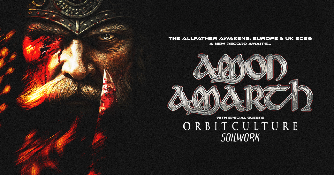 Poster f&uuml;r Amon Amarths Tour 2026 in Europa und UK. Ein Wikinger mit Helm und blutverschmiertem Gesicht ist abgebildet. G&auml;ste: Orbit Culture, Soilwork., &copy; links im Bild