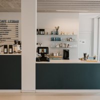 Modern café with counter, price board and shelves in the Stuttgart City Library. Bright, inviting atmosphere on the 8th floor., © sina fotografie, Café Lesbar, Stuttgart Modern café with counter, price board and shelves in the Stuttgart City Library. Bright, inviting atmosphere on the 8th floor., © sina fotografie, Café Lesbar, Stuttgart