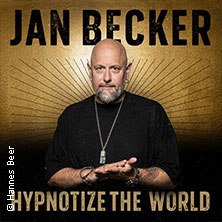 A man with a bald head and beard stands in front of a golden background with rays. He holds his hands in front of him. At the top it says "Jan Becker", at the bottom "Hypnotize the World"., &copy; links im Bild