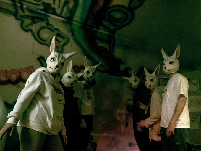 Sechs Personen tragen Hasenmasken in einem Raum mit Graffiti an den Wänden. Die Szene wirkt geheimnisvoll und surreal., © ExitGames Stuttgart Sechs Personen tragen Hasenmasken in einem Raum mit Graffiti an den Wänden. Die Szene wirkt geheimnisvoll und surreal., © ExitGames Stuttgart