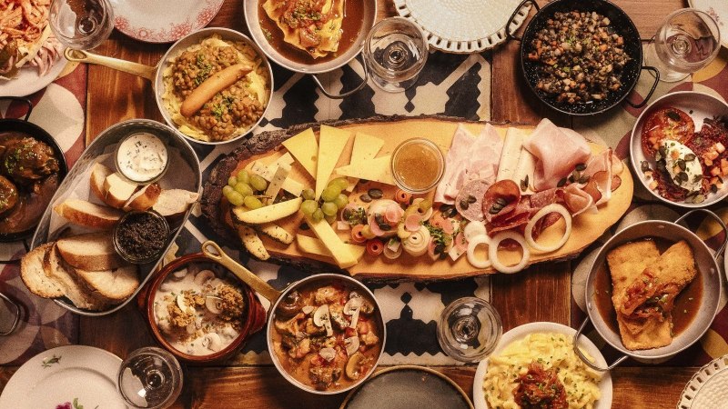 Ein Tisch voller traditioneller deutscher Speisen, darunter Käse, Wurst, Brot, Linsen, Kartoffeln und verschiedene Beilagen., © Gasthaus Bären Stuttgart