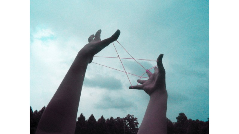 Zwei Hände formen ein Fadenspiel vor einem bewölkten Himmel. Die Szene wirkt ruhig und kreativ., © Theater Rampe Zwei Hände formen ein Fadenspiel vor einem bewölkten Himmel. Die Szene wirkt ruhig und kreativ., © Theater Rampe