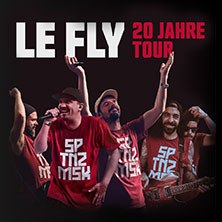 Band Le Fly auf Tourplakat, feiert 20 Jahre. Mitglieder tragen rote T-Shirts mit "SPTNZMSK"-Aufdruck, singen und spielen Gitarre., © links im Bild Band Le Fly auf Tourplakat, feiert 20 Jahre. Mitglieder tragen rote T-Shirts mit "SPTNZMSK"-Aufdruck, singen und spielen Gitarre., © links im Bild