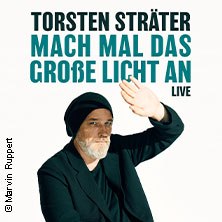 Ein Mann in dunkler Kleidung hebt die Hand, als ob er das Licht abschirmt. Oben steht der Text: "Torsten Sträter - Mach mal das große Licht an"., © links im Bild Ein Mann in dunkler Kleidung hebt die Hand, als ob er das Licht abschirmt. Oben steht der Text: "Torsten Sträter - Mach mal das große Licht an"., © links im Bild