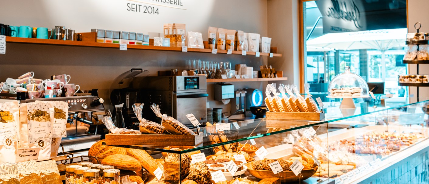 Interior view of Patisserie Isabella with gluten-free baked goods and products. Bright, inviting atmosphere with decorative shelves and counter., © SMG, Sarah Schmid