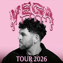 Portr&auml;t eines Mannes mit lockigem Haar vor rosa Hintergrund. Oben steht 'VEGA' in tropfender Schrift, unten 'Tour 2026'., &copy; links im Bild