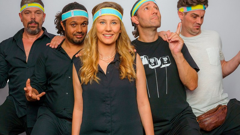 Fünf Personen in schwarzer Kleidung und bunten Stirnbändern posieren vor einer weißen Wand. Sie wirken fröhlich und entspannt., © Rosenau Kultur e.V. Fünf Personen in schwarzer Kleidung und bunten Stirnbändern posieren vor einer weißen Wand. Sie wirken fröhlich und entspannt., © Rosenau Kultur e.V.