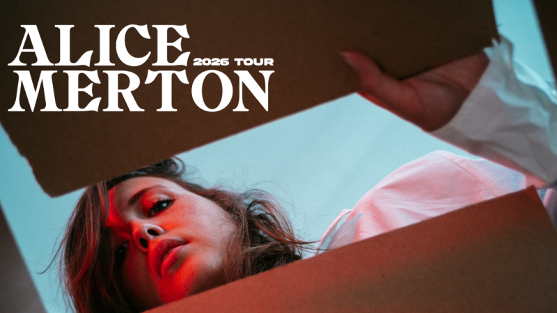 Eine Frau blickt durch einen Karton, während der Text 'Alice Merton 2026 Tour' darüber steht. Die Szene ist in warmen Farben gehalten., © links im Bild Eine Frau blickt durch einen Karton, während der Text 'Alice Merton 2026 Tour' darüber steht. Die Szene ist in warmen Farben gehalten., © links im Bild