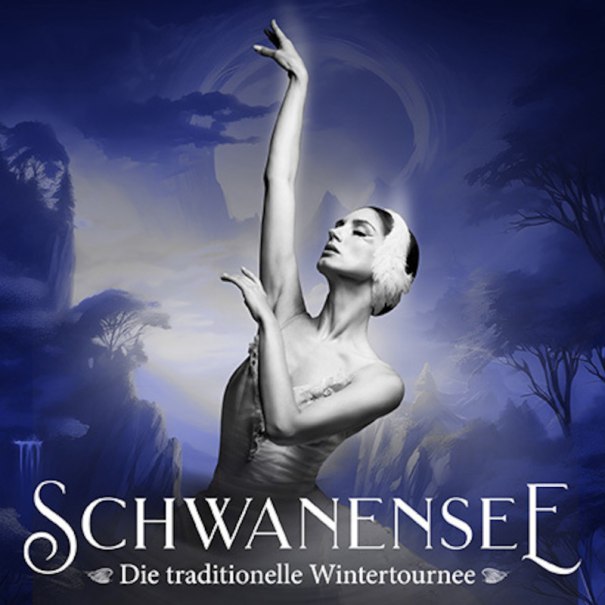 Ballerina in Schwanenkostüm vor einem mystischen, blauen Hintergrund mit Bäumen. Text: 'Schwanensee - Die traditionelle Wintertournee'., © Konstantin Rain be.entertained Ballerina in Schwanenkostüm vor einem mystischen, blauen Hintergrund mit Bäumen. Text: 'Schwanensee - Die traditionelle Wintertournee'., © Konstantin Rain be.entertained