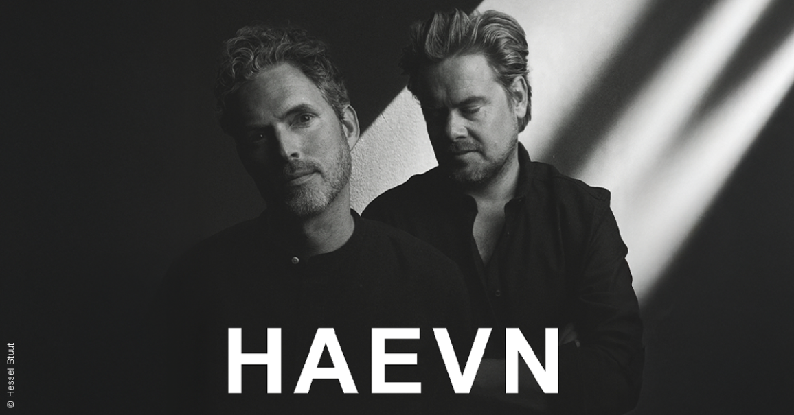 Zwei M&auml;nner in einem Schwarz-Wei&szlig;-Portr&auml;t mit dem Schriftzug HAEVN im Vordergrund. Dramatische Beleuchtung betont die Gesichtsz&uuml;ge., &copy; links im Bild