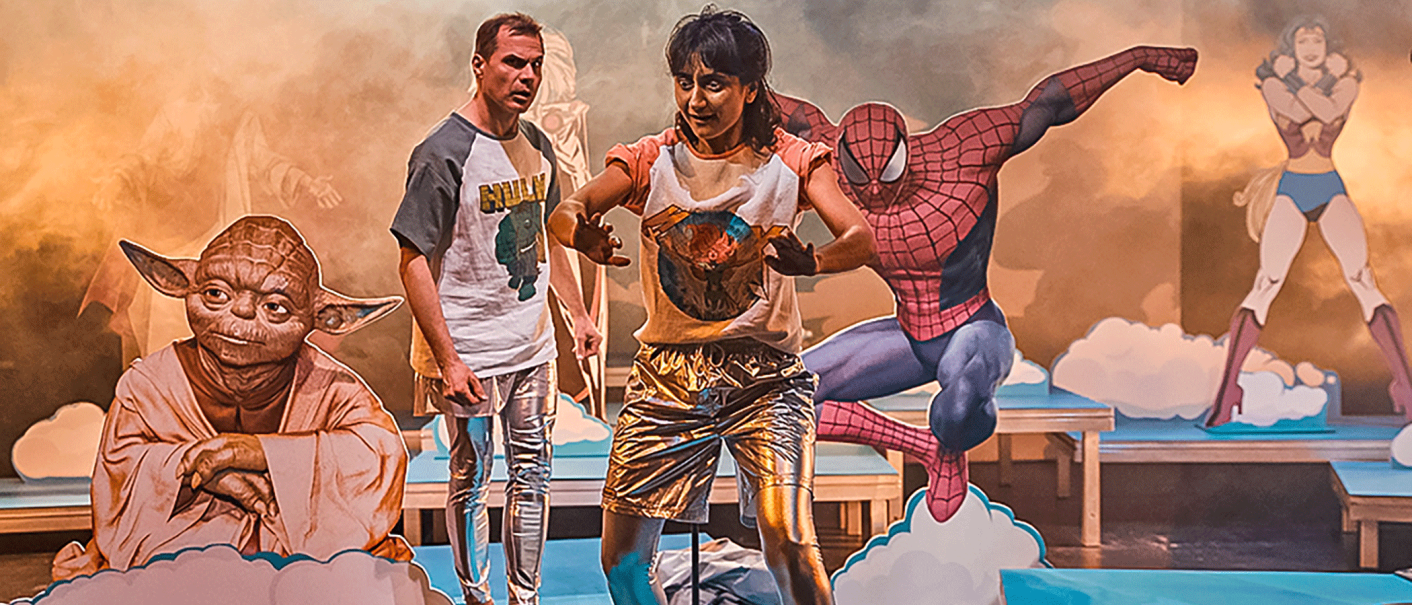 Zwei Personen auf einer Bühne mit Yoda, Spider-Man und Wonder Woman im Hintergrund. Die Szene wirkt fantasievoll und bunt., © JES, Alex Wunsch