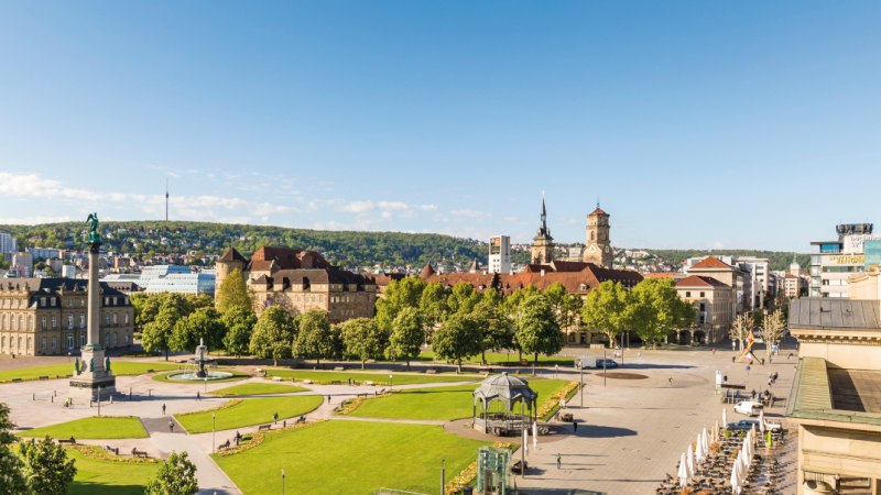 Der Schlossplatz in Stuttgart bei sonnigem Wetter, umgeben von historischen Gebäuden und dem Dorotheen Quartier. Menschen spazieren und genießen die Atmosphäre., © Werner Dieterich Der Schlossplatz in Stuttgart bei sonnigem Wetter, umgeben von historischen Gebäuden und dem Dorotheen Quartier. Menschen spazieren und genießen die Atmosphäre., © Werner Dieterich