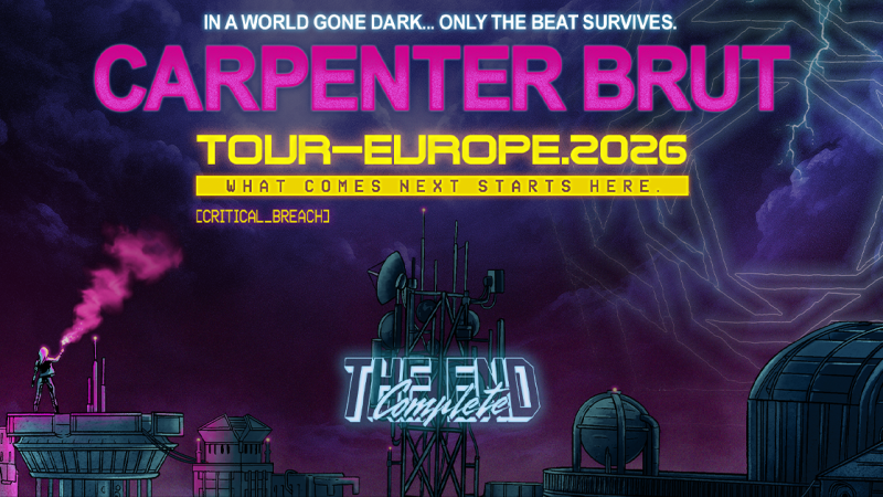 Dystopisches Poster f&uuml;r Carpenter Bruts Europa-Tour 2026. Eine Figur mit Rauchfackel steht auf einem Dach, umgeben von Neonlichtern und einem dunklen Himmel., &copy; links im Bild