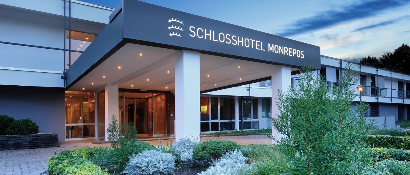 Entrance area of the Schlosshotel Monrepos with modern canopy, illuminated entrance and well-tended garden in the foreground., © Schlosshotel Monrepos Entrance area of the Schlosshotel Monrepos with modern canopy, illuminated entrance and well-tended garden in the foreground., © Schlosshotel Monrepos