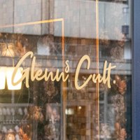 Window of a café with the lettering 'Glenn's Cult' and offers such as Aperitivo, Lunch, Tapas, Coffee, Drinks, Vino, Spirits., © SMG, Sarah Schmid Window of a café with the lettering 'Glenn's Cult' and offers such as Aperitivo, Lunch, Tapas, Coffee, Drinks, Vino, Spirits., © SMG, Sarah Schmid