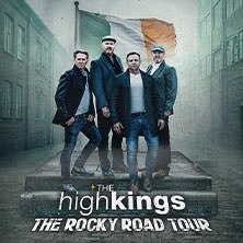 Vier Männer posieren vor einer irischen Flagge. Text: 'The High Kings - The Rocky Road Tour 2026'., © links im Bild Vier Männer posieren vor einer irischen Flagge. Text: 'The High Kings - The Rocky Road Tour 2026'., © links im Bild