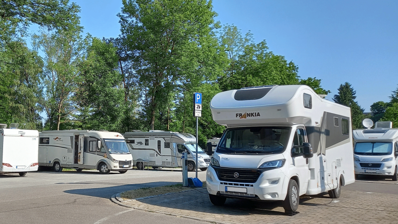 Wohnmobilstellplatz in Gaildorf mit mehreren geparkten Wohnmobilen unter Bäumen an einem sonnigen Tag., © Stadt Gaildorf
