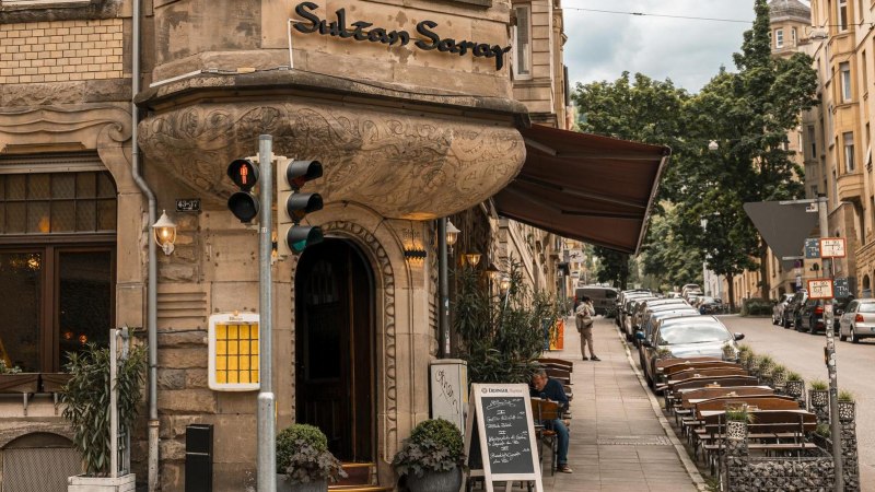 Ein Restaurant namens Sultan Saray in einem historischen Geb&auml;ude. Vor dem Eingang stehen Tische auf dem Gehweg. Ein Verkehrsschild zeigt 40 km/h an., &copy; SMG, Sarah Schmid