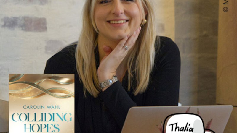 Eine Frau sitzt lächelnd an einem Tisch mit Laptop. Neben ihr das Buch 'Colliding Hopes' von Carolin Wahl. Das Thalia-Logo ist sichtbar., © Thalia Deutschland GmbH & Co. KG Eine Frau sitzt lächelnd an einem Tisch mit Laptop. Neben ihr das Buch 'Colliding Hopes' von Carolin Wahl. Das Thalia-Logo ist sichtbar., © Thalia Deutschland GmbH & Co. KG