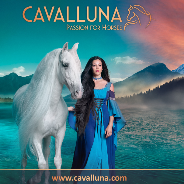 Frau in blauem Kleid neben weißem Pferd vor malerischer Berg- und Seelandschaft. Oben das Cavalluna-Logo und der Slogan 'Passion for Horses'., © Cavalluna