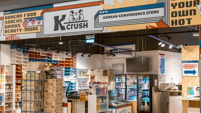 Eingang eines koreanischen Convenience Stores namens K-Crush mit bunten Schildern und Regalen voller Snacks und Getränke., © Stuttgart Marketing GmbH, Sarah Schmid