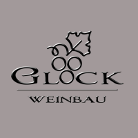 Logo von Weinbau Glock mit stilisierten Trauben und einem Blatt auf grauem Hintergrund., &copy; Weinbau Glock und Sohn GbR