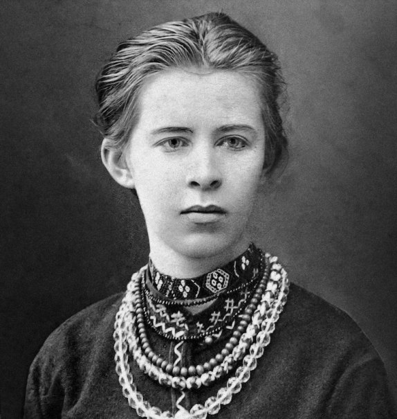 Porträt einer jungen Frau in traditioneller ukrainischer Kleidung mit Perlenketten und besticktem Kragen., © Literaturhaus Stuttgart