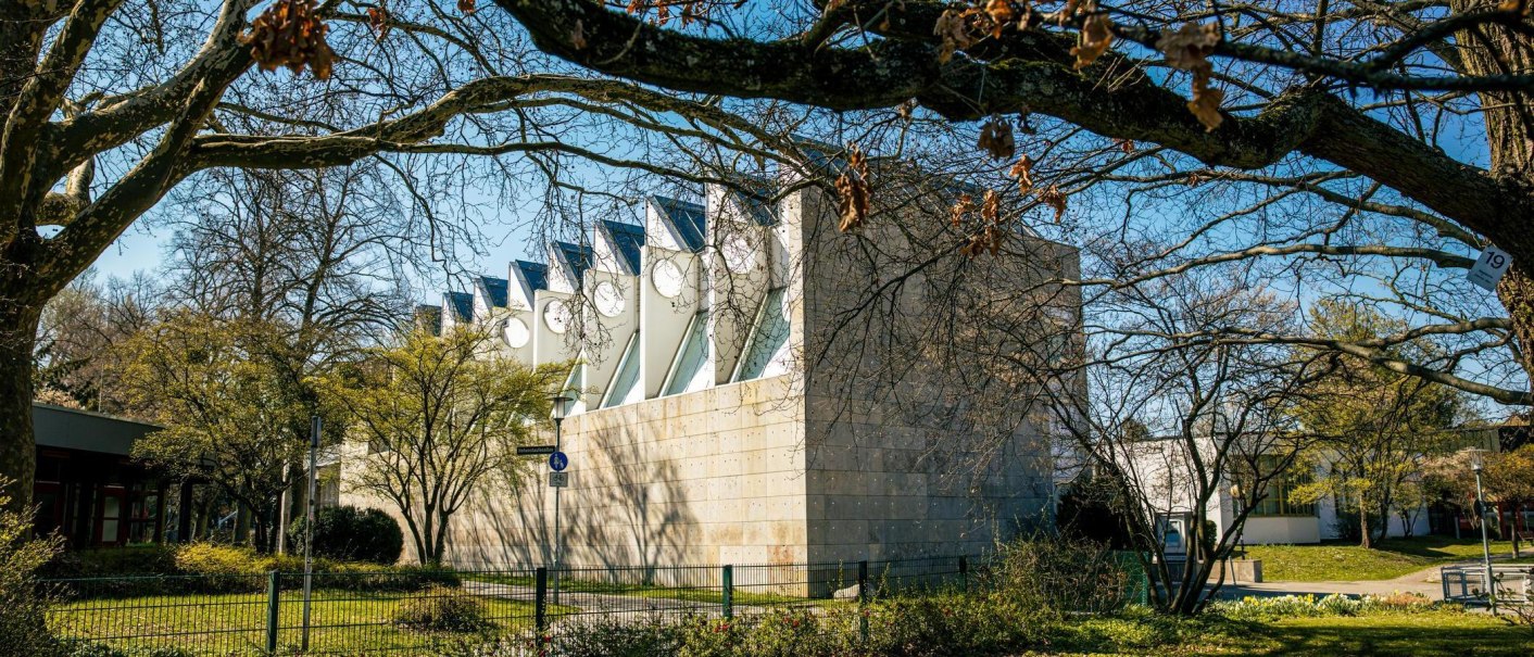 The Kleinhues building in Kornwestheim displays its striking architecture with geometric shapes, surrounded by trees and a clear sky., &copy; Stuttgart-Marketing GmbH, Sarah Schmid