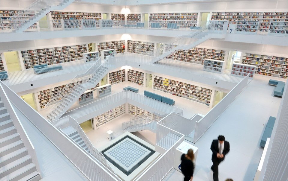 Innenansicht der Stadtbibliothek Stuttgart mit weißen Treppen, offenen Etagen und zahlreichen Bücherregalen. Menschen bewegen sich durch den Raum., © Stadtbibliothek Stuttgart / yi architects / Foto: martinlorenz.net Innenansicht der Stadtbibliothek Stuttgart mit weißen Treppen, offenen Etagen und zahlreichen Bücherregalen. Menschen bewegen sich durch den Raum., © Stadtbibliothek Stuttgart / yi architects / Foto: martinlorenz.net