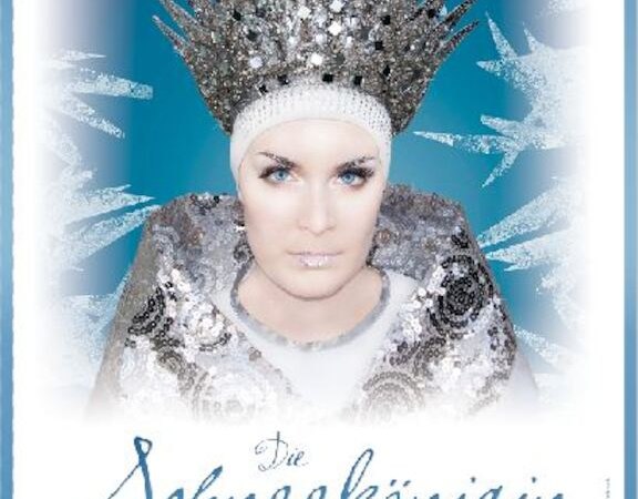 Plakat für 'Die Schneekönigin – Das Musical' mit einer Frau in silberner Krone und Umhang vor blauem Hintergrund. Website unten angegeben., © Go 2 - Convent GmbH Plakat für 'Die Schneekönigin – Das Musical' mit einer Frau in silberner Krone und Umhang vor blauem Hintergrund. Website unten angegeben., © Go 2 - Convent GmbH