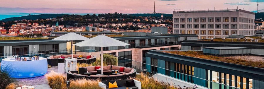 Moderne Dachterrasse des Jaz Hotels in Stuttgart mit stilvollen Sitzbereichen, Sonnenschirmen und Blick auf die Stadt und den Fernsehturm., © Wolfram Bar & Terrace