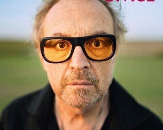 Ein Mann mit gelb getönter Sonnenbrille blickt ernst in die Kamera. Der Hintergrund ist unscharf. Oben steht der Titel 'HADER ON ICE'., © Theaterhaus Stuttgart e.V. Ein Mann mit gelb getönter Sonnenbrille blickt ernst in die Kamera. Der Hintergrund ist unscharf. Oben steht der Titel 'HADER ON ICE'., © Theaterhaus Stuttgart e.V.