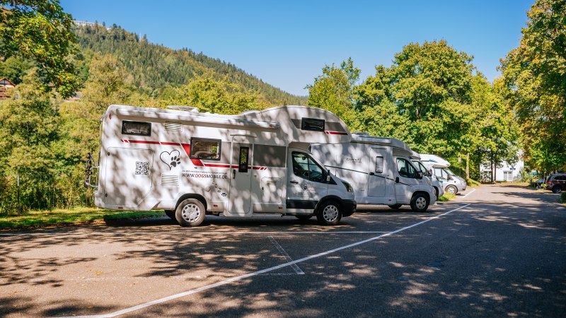 Motorhome site in Bad Wildbad with several motorhomes, surrounded by trees and mountains in sunny weather., &copy; Stuttgart-Marketing GmbH, Thomas Niederm&uuml;ller