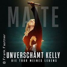 Maite Kelly auf einem Tourplakat mit Mikrofon, Titel: 'Unversch&auml;mt Kelly - Die Tour meines Lebens'. Hintergrund in dunklen T&ouml;nen., &copy; links im Bild