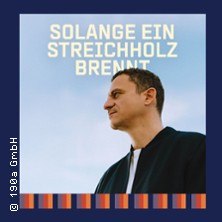 Ein Mann blickt nach rechts vor einem blauen Himmel. Der Text 'Solange ein Streichholz brennt' ist dar&uuml;ber zu sehen., &copy; links im Bild