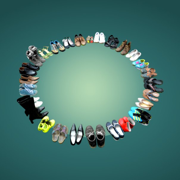 Ein Kreis aus verschiedenen Schuhpaaren auf grünem Hintergrund. Die Schuhe sind vielfältig in Stil und Farbe., © Theater der Altstadt