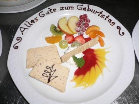 Ein Dessertteller mit Obst, Eis, Schokolade und einer Geburtstagsbotschaft aus Schokolade., © Ulli Kellenbenz Ein Dessertteller mit Obst, Eis, Schokolade und einer Geburtstagsbotschaft aus Schokolade., © Ulli Kellenbenz