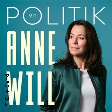 Podcast-Cover von 'Politik mit Anne Will', zeigt eine Frau vor blauem Hintergrund. Der Titel ist in gro&szlig;en Buchstaben geschrieben., &copy; links im Bild