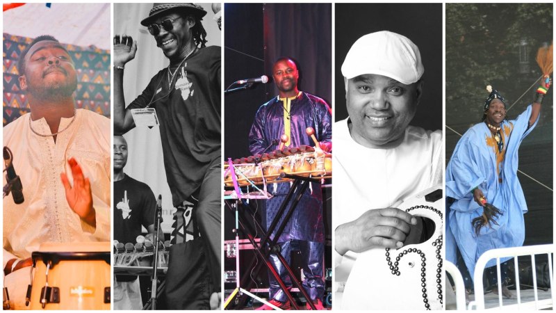 Fünf Musiker in traditioneller und moderner Kleidung präsentieren verschiedene Instrumente auf einer Bühne. Sie zeigen Freude und Energie beim Musizieren., © Papis Dahaba